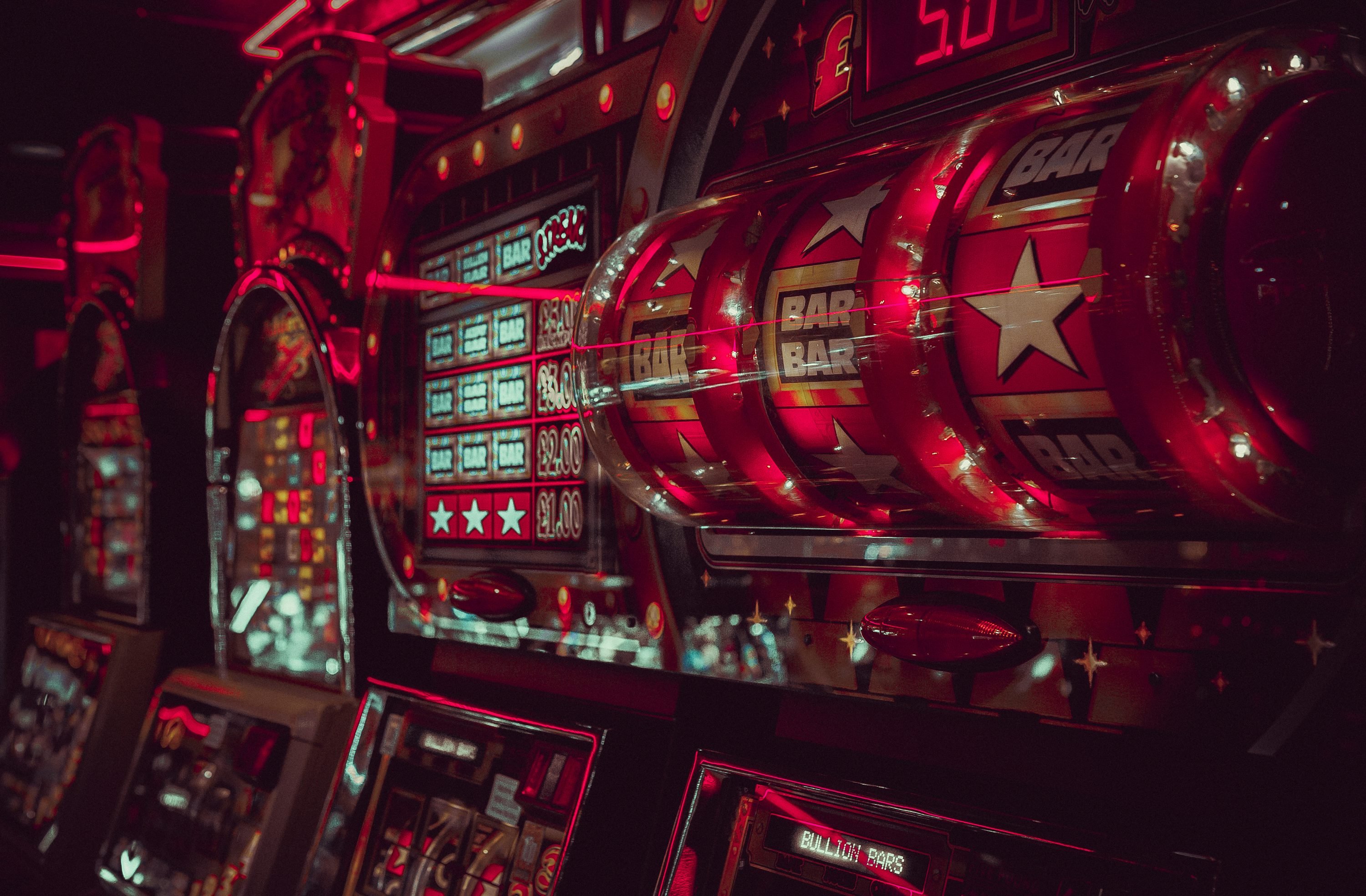 Kartu-kartu Capsa Susun yang disusun dalam tiga baris di platform indovegas